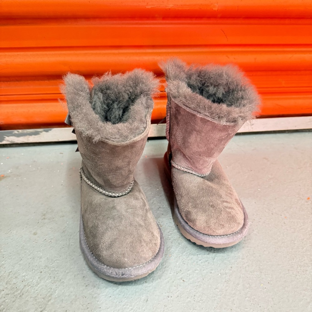 UGG Bailey Bow Girls Youth Size 9 Gray Leather Booties Boots